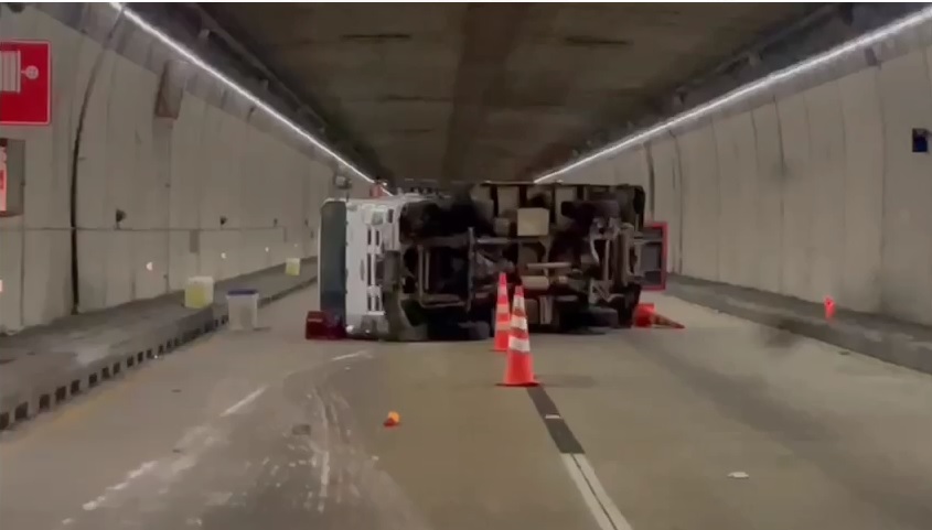 Video del momento exacto en el que se accidentó un camión lleno de cloro en el Túnel de Occidente