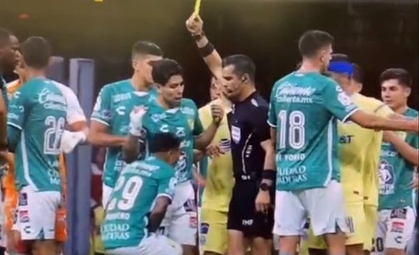 Video: Un árbitro le pegó un rodillazo en los testículos a un jugador en pleno partido