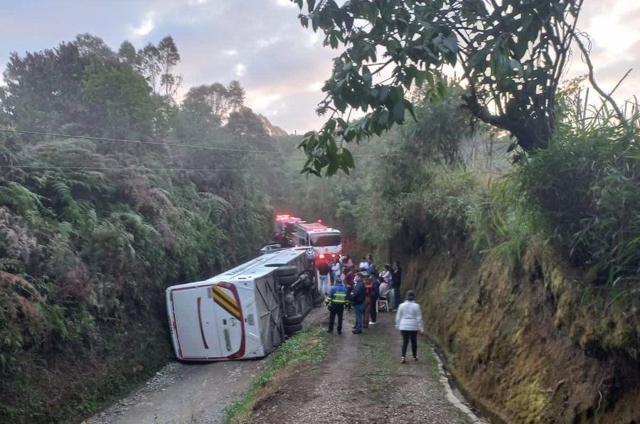 Bus sufre volcamiento en Marinilla 