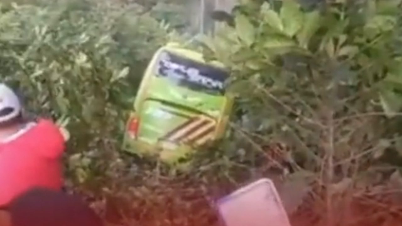 [Video] ¡Atención! Un bus con 40 pasajeros se fue a un abismo en Bogotá