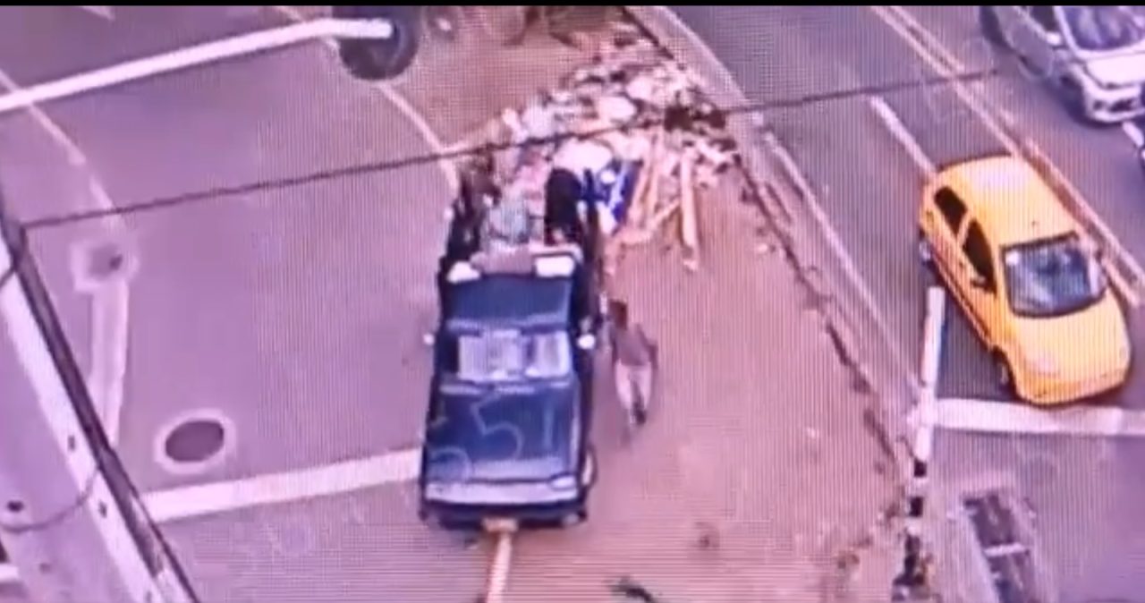 [Video] Identifican carro que estaba llenando de escombros una zona de Medellín, ¿Quién les paga?
