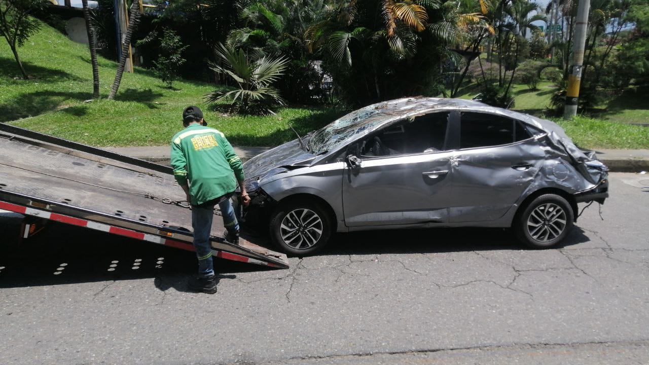 Carro cae de un parqueadero en Medellín