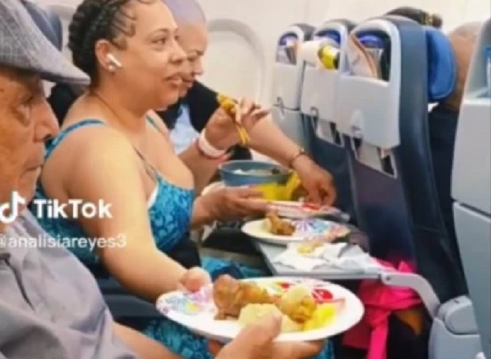 Video: ¡No les dio pena! En pleno avión, familia almorzó pollo y papa