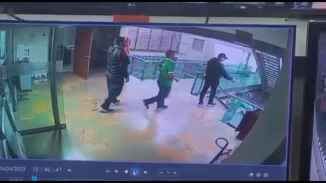 [Video] Momento exacto en el que hombre se lanzó del cuarto piso del búnker de la Fiscalía