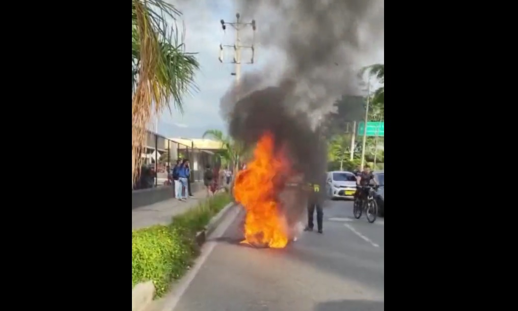 Video: Hombre quemó su moto porque lo iban a multar en El Poblado