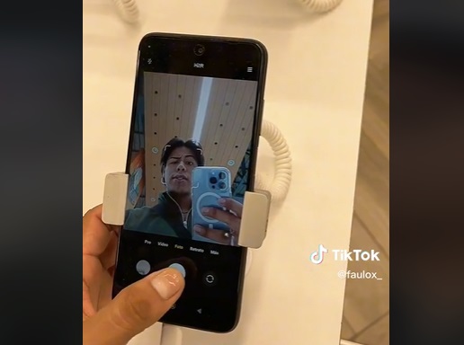 Video: Influencer dice que celulares Android son para pobres y desata polémica