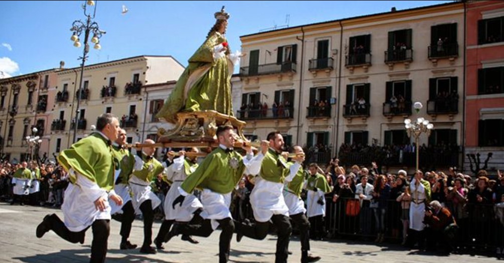 [Video] Esta es la verdadera razón por la que corren los santos en Semana Santa