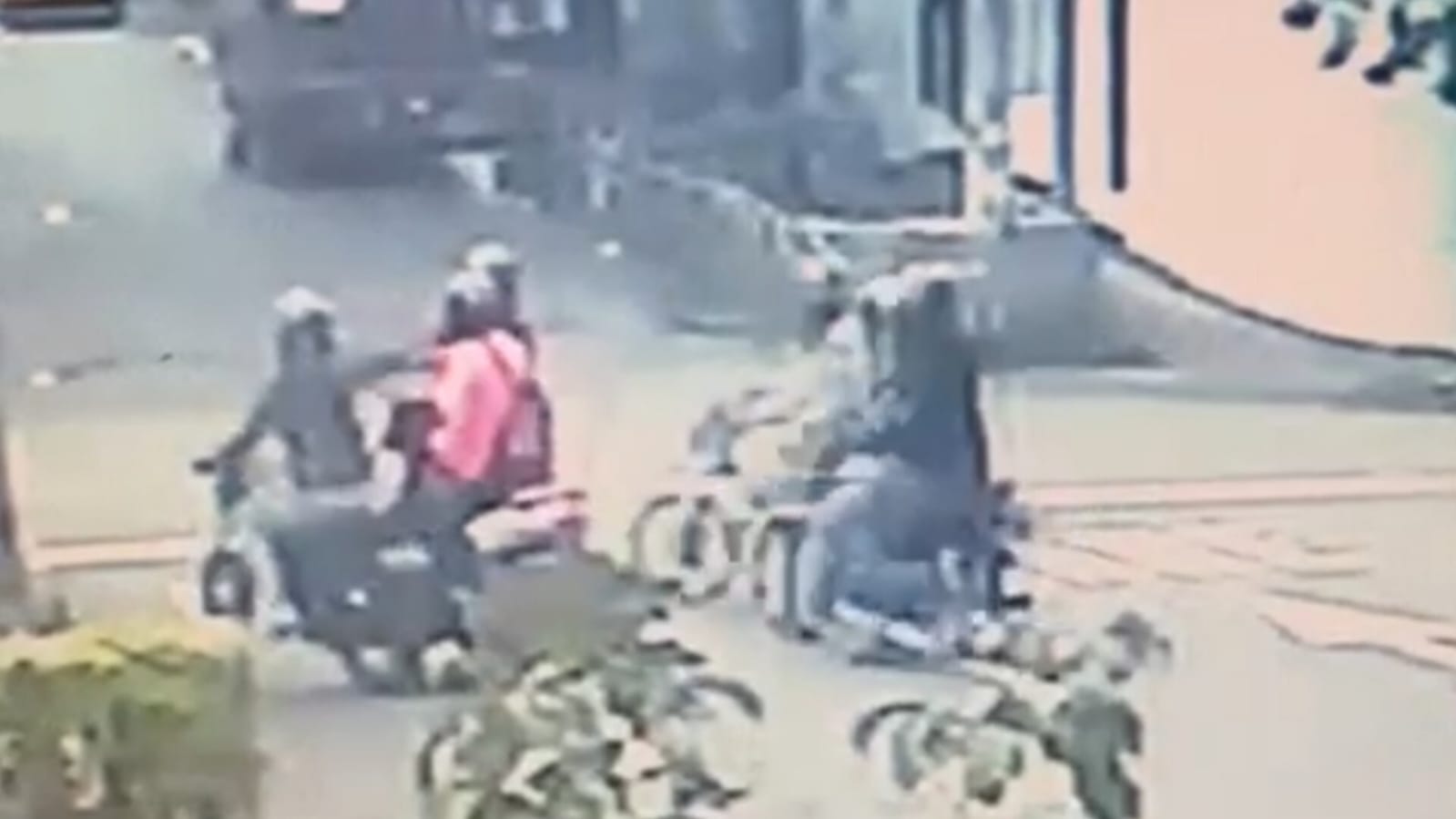 Video: ¡Cobardes! Cuatro hombres le roban la moto a un joven en Villa Hermosa