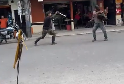 [Video] Dos hombres se pelearon con machete en mano, en Barbosa