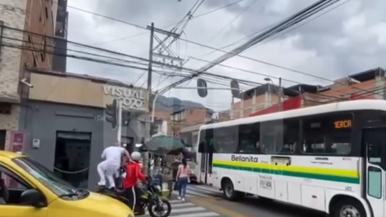 [Video] ¡Que no le pase! Peatón pasa por encima de motociclista que invade la cebra