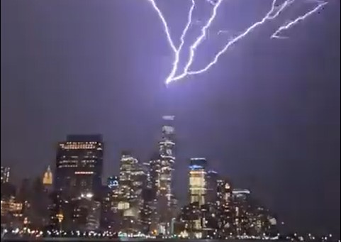 [Video] ¡Qué miedo! Un gigantesco rayo asustó a los habitantes de Nueva York