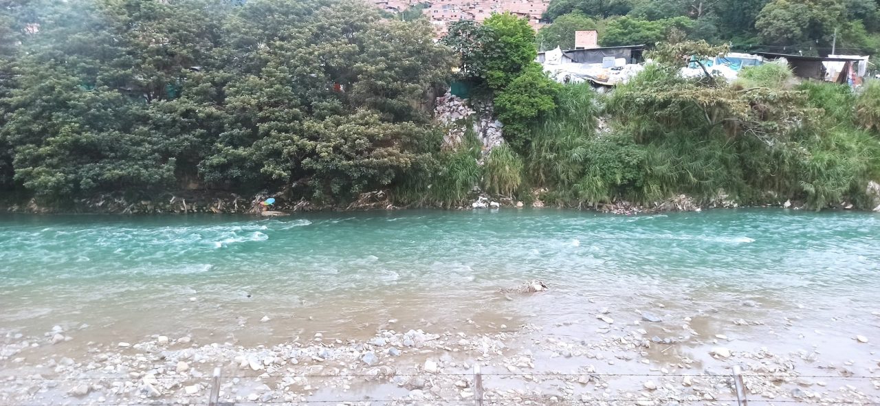 El río Medellín fue pintado de nuevo