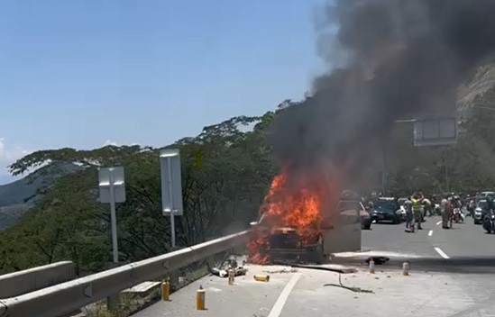 [Video] Incendio de vehículo genera gran trancón en la vía San Jerónimo - Medellín