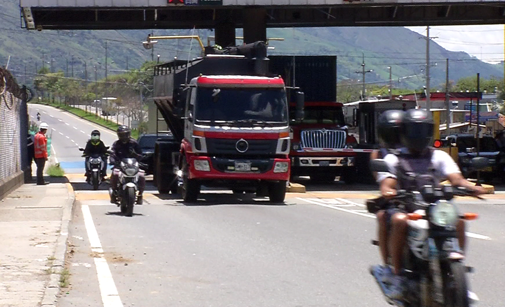 Siguen los bloqueos en las vías al Bajo Cauca