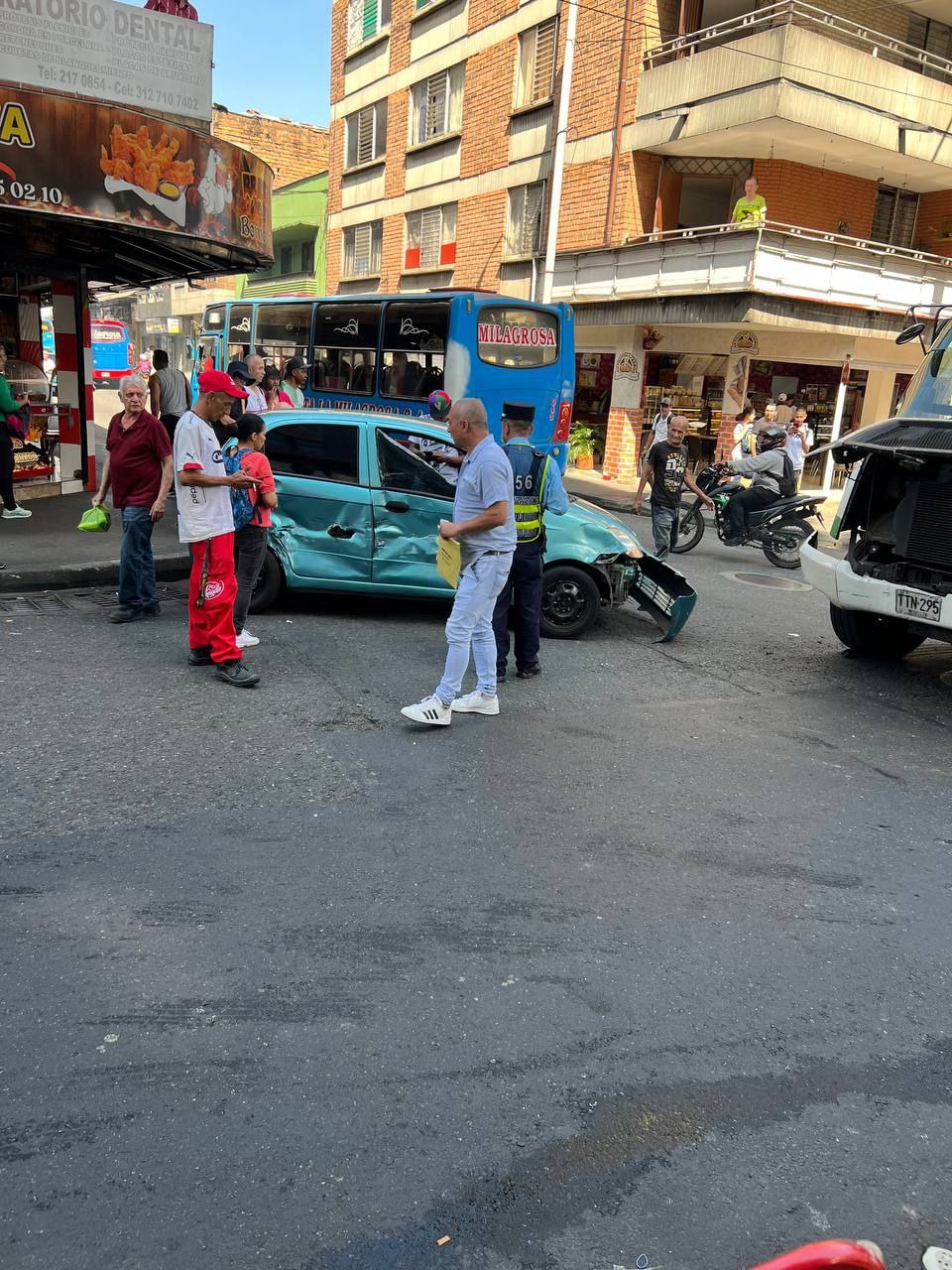 [Fotos] Colisión entre alimentador del metro y particular