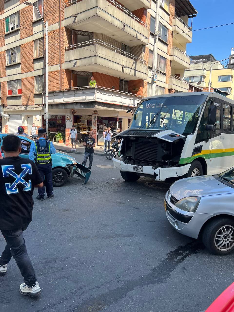 [Fotos] Colisión entre alimentador del metro y particular