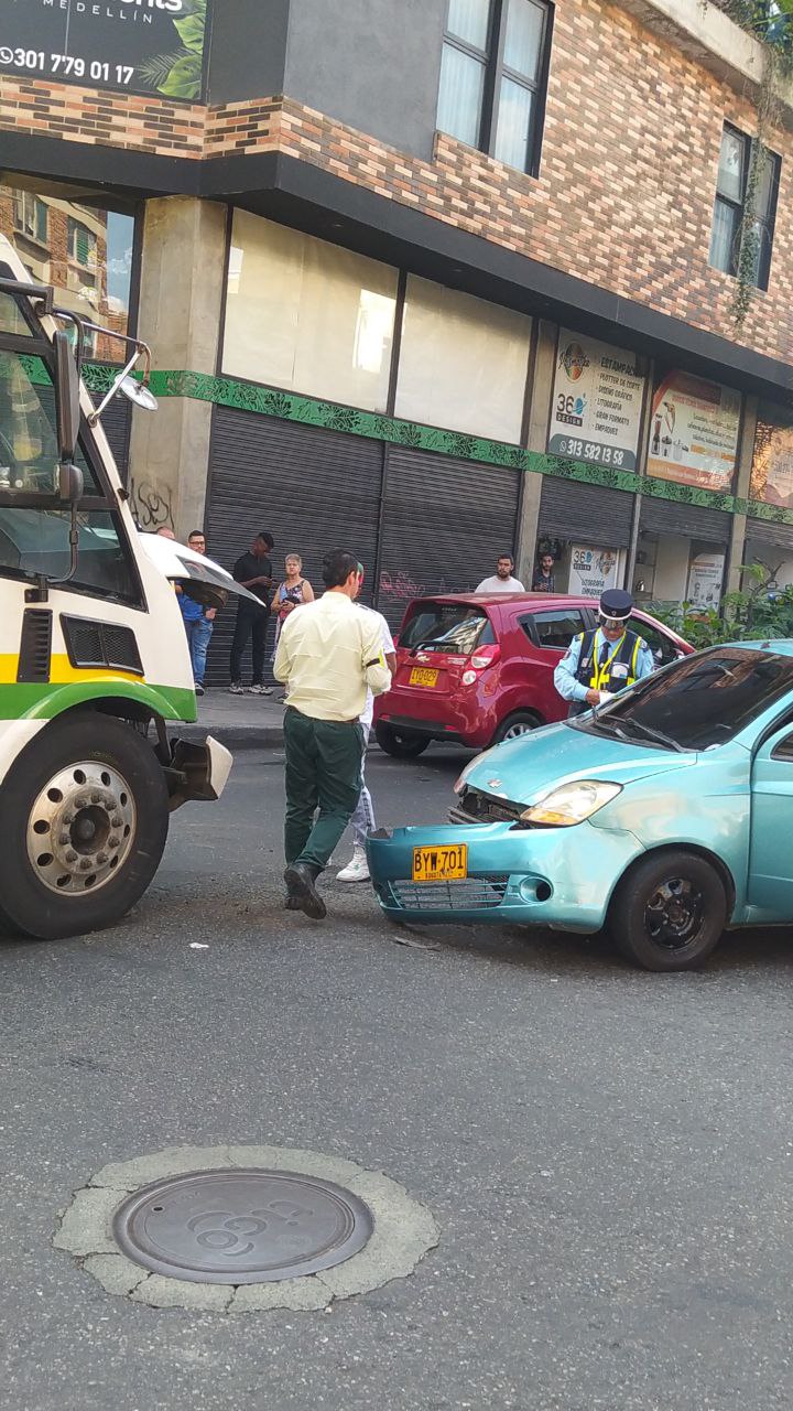 [Fotos] Colisión entre alimentador del metro y particular