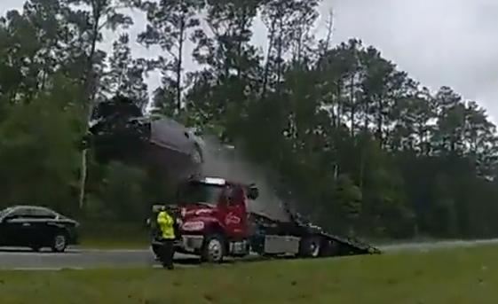 [Video] Un vehículo salió volando al impactar con la rampa de una grúa