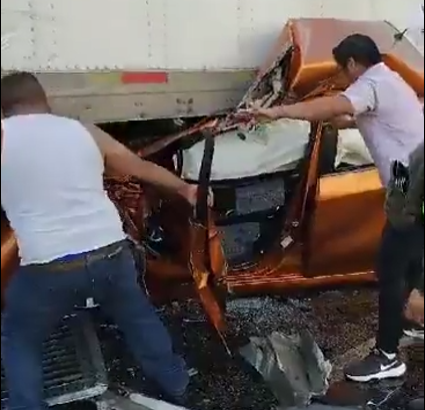 [Video] ¡Se salvó de milagro! Carro quedó aplastado debajo de un camión, y conductor salió caminando