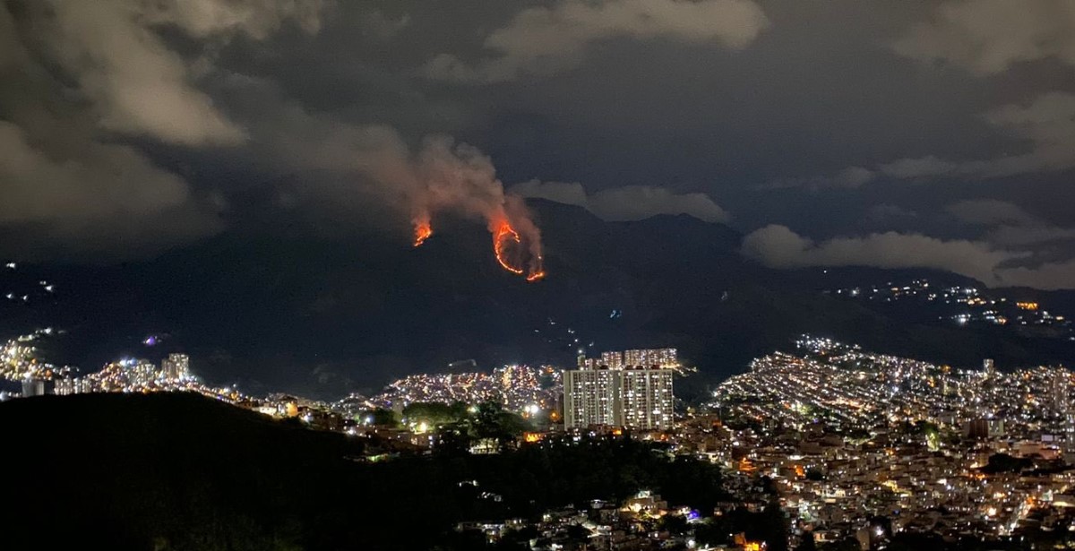 [Video] Continúa el incendio en el cerro Quitasol