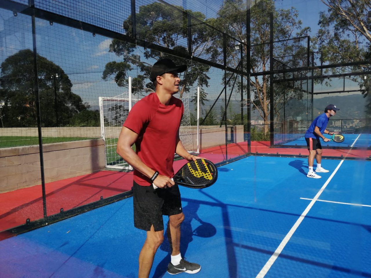 Gio Moreno volvió a las canchas... pero de pádel