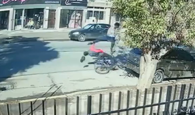 [Video] Intentó robar a un anciano y recibió una patada ninja