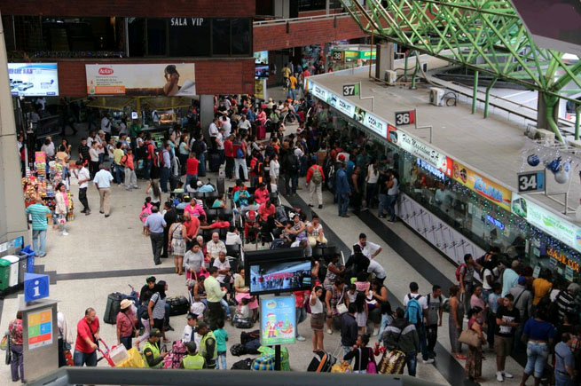 Largas filas de viajeros en las terminales de Medellín