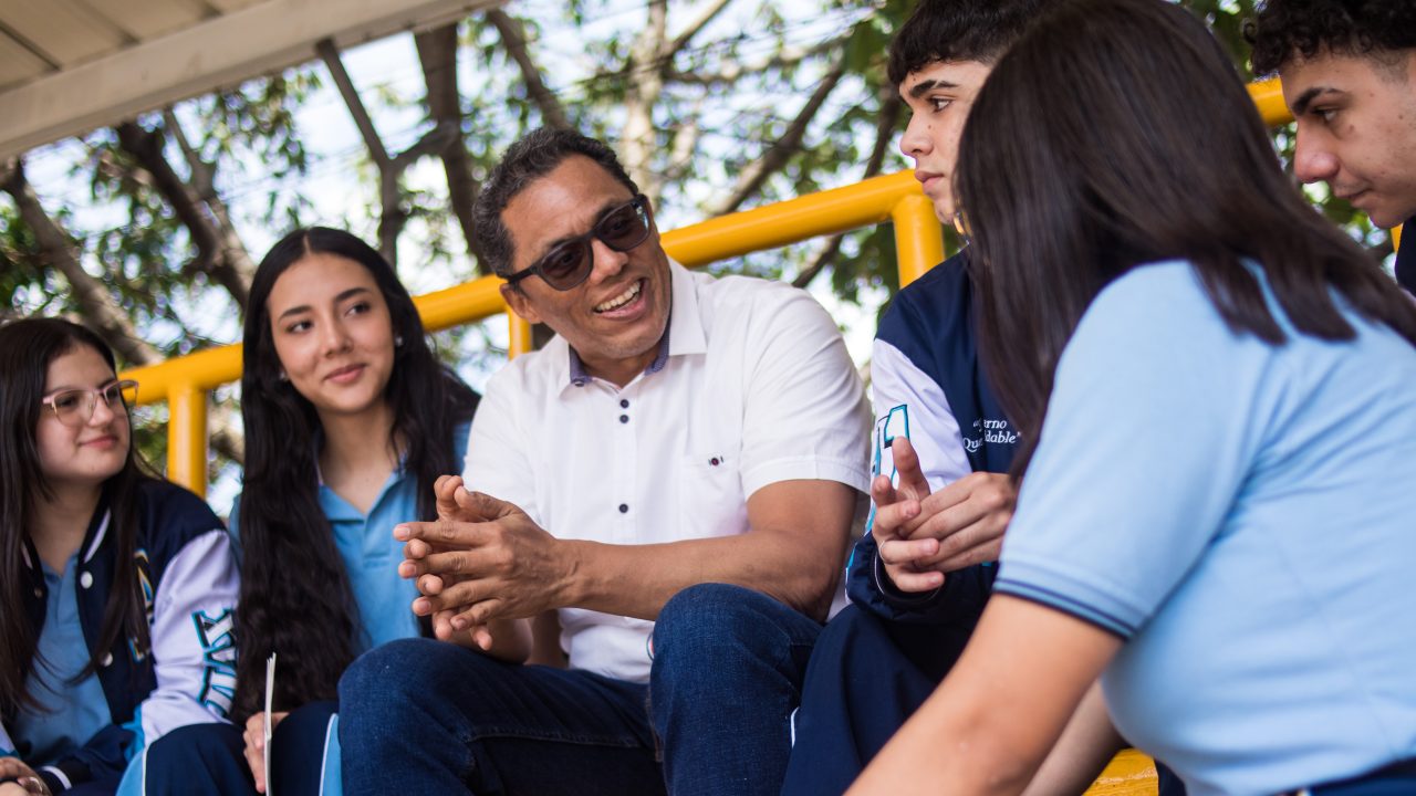 Medellín le celebrará el Mes del Maestro a 19.000 docentes