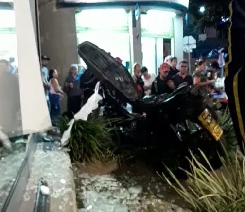 [Video] En Manrique, un motociclista se estrelló contra una estación de Metroplús