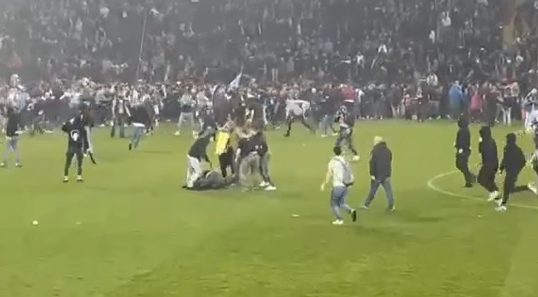 [Video] Hinchas del Napoli fueron agredidos mientras celebraban