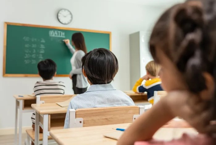 Profesora le pidió a una niña regresar a su país porque habló en español