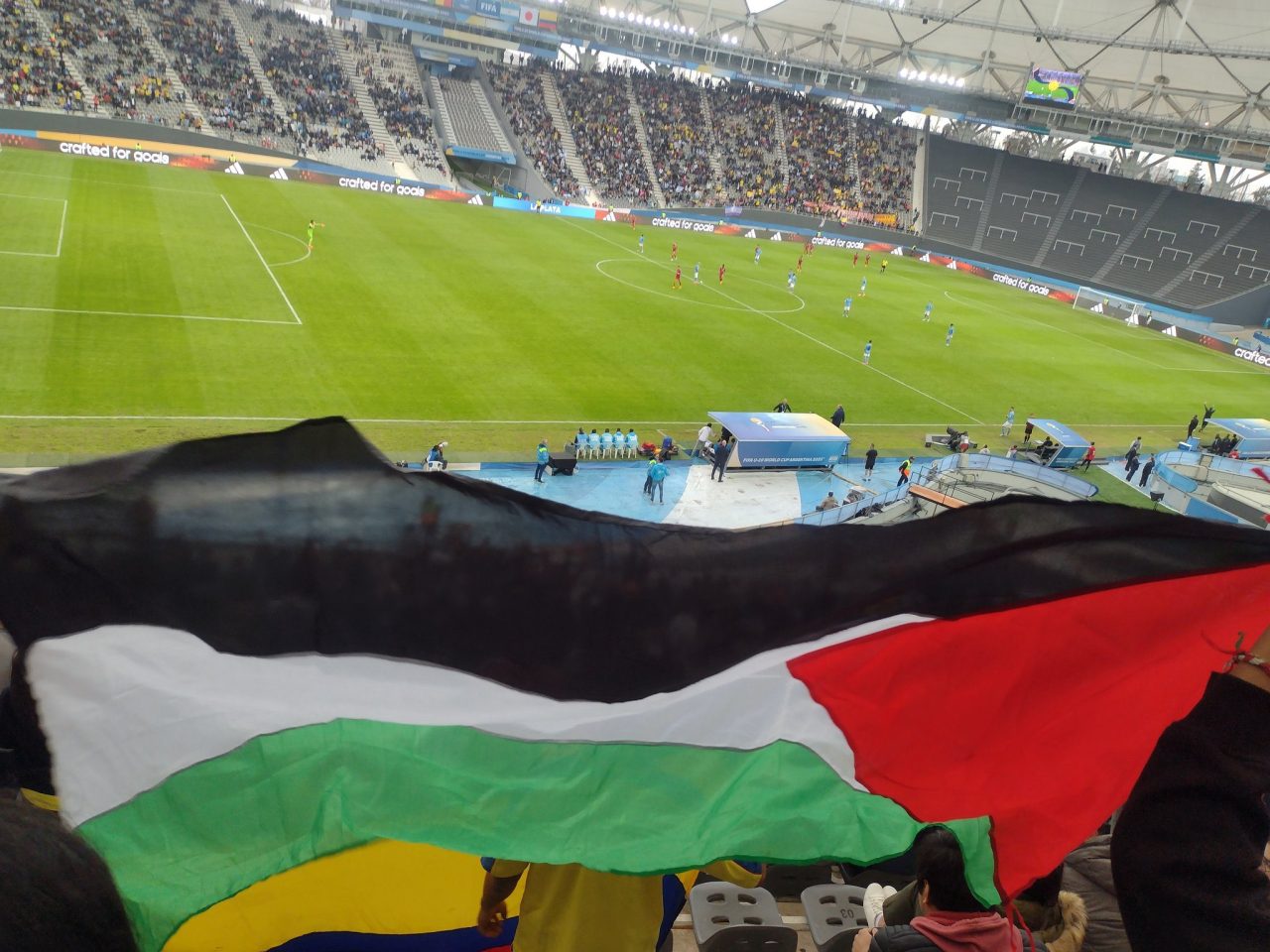 [Video] Colombianos izan bandera de Palestina en partido contra Israel
