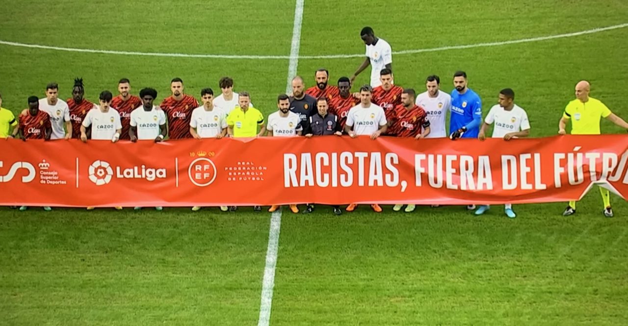 Jugador del Valencia no posó en pancarta contra el racismo