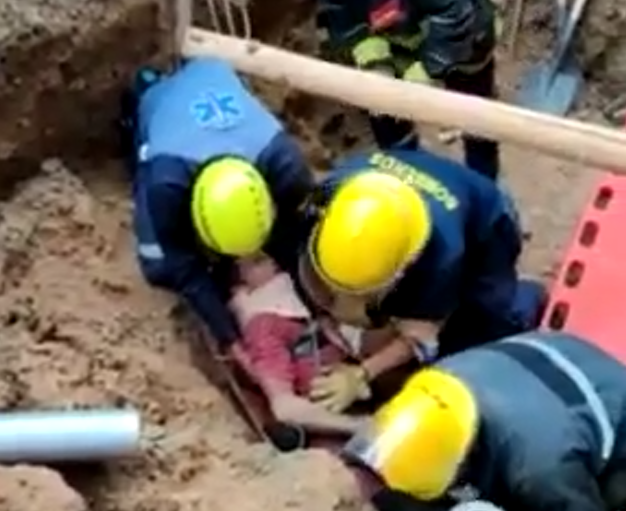 [Video] ¡Héroes! Bomberos sacaron a trabajador quedó atrapado por un alud de tierra