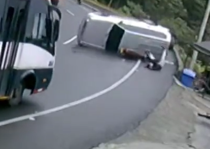 [Video] Carro pierde el control en las Palmas y termina volcado