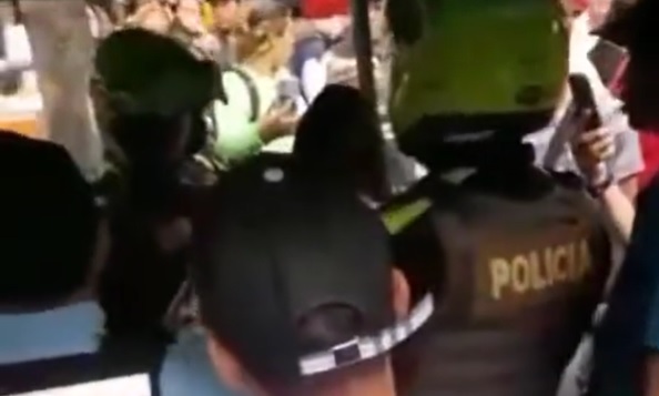 [Video] ¡Qué angustia! Abuela forcejea con mujer que intentó robarle a su nieta en Medellín