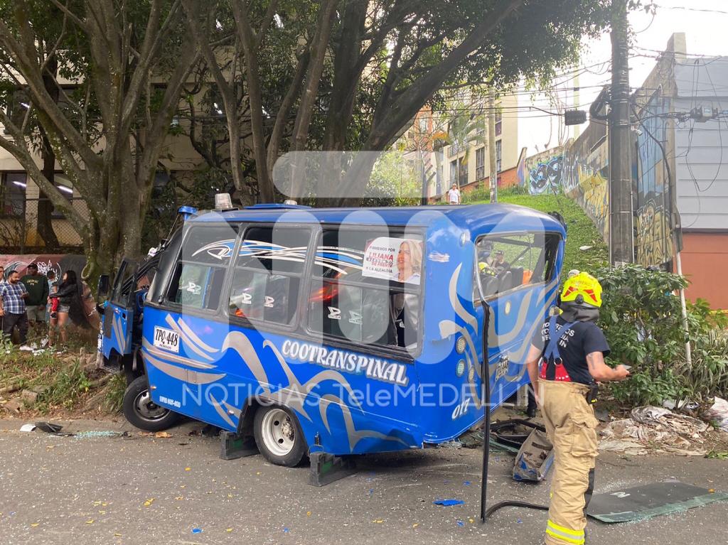 Fotos: aparatoso accidente frente a colegio en Boston; una camioneta y una buseta involucradas