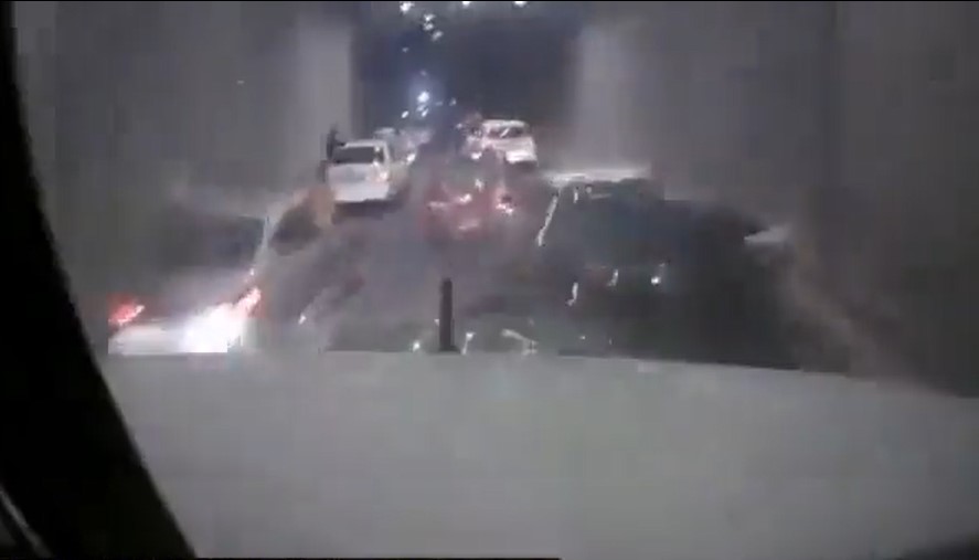 [Video] Carros se detuvieron para festejar y un camión se los llevó por delante