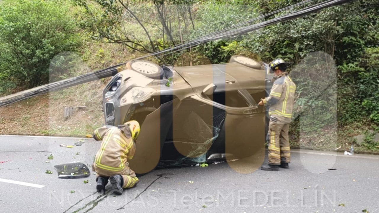 [Fotos y video] Aparatoso accidente en la Inferior: carro se volcó y tumbó un poste