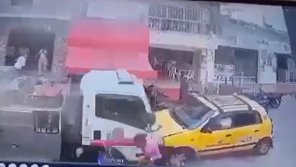 [Video] Aterrador, carro de bomberos arrollo a madre y su hija