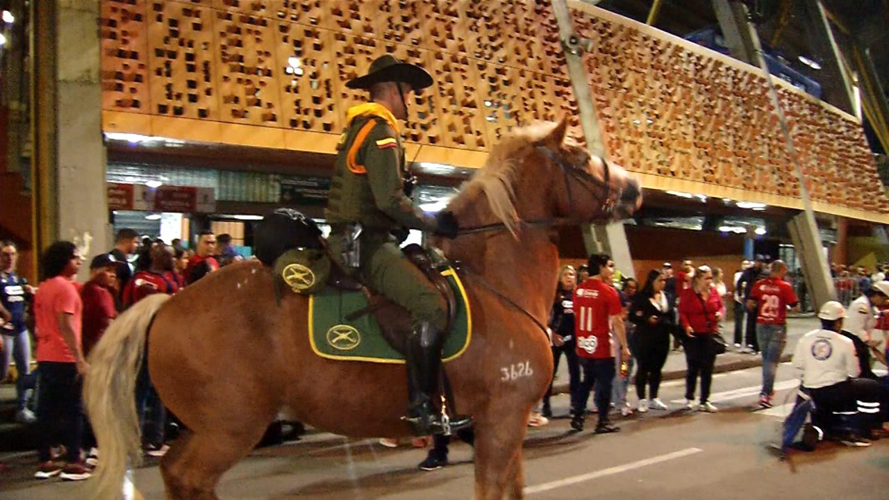 [Video] Un caballo de Carabineros embistió a hinchas en Medellín