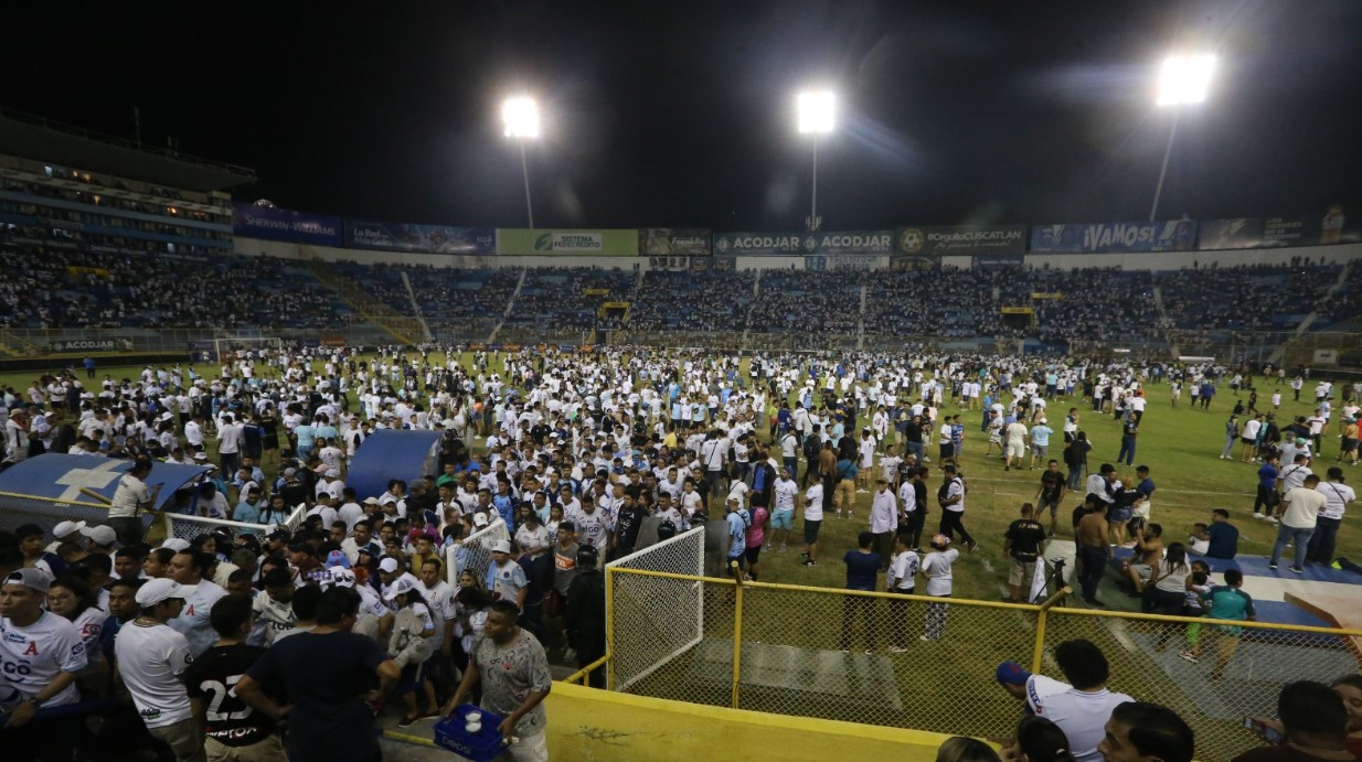 [Video] ¡Impresionante! Estampida en estadio deja varios muertos