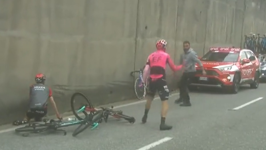 [Video] Excompañero de Nairo se accidentó en el Giro y otros más también chocaron