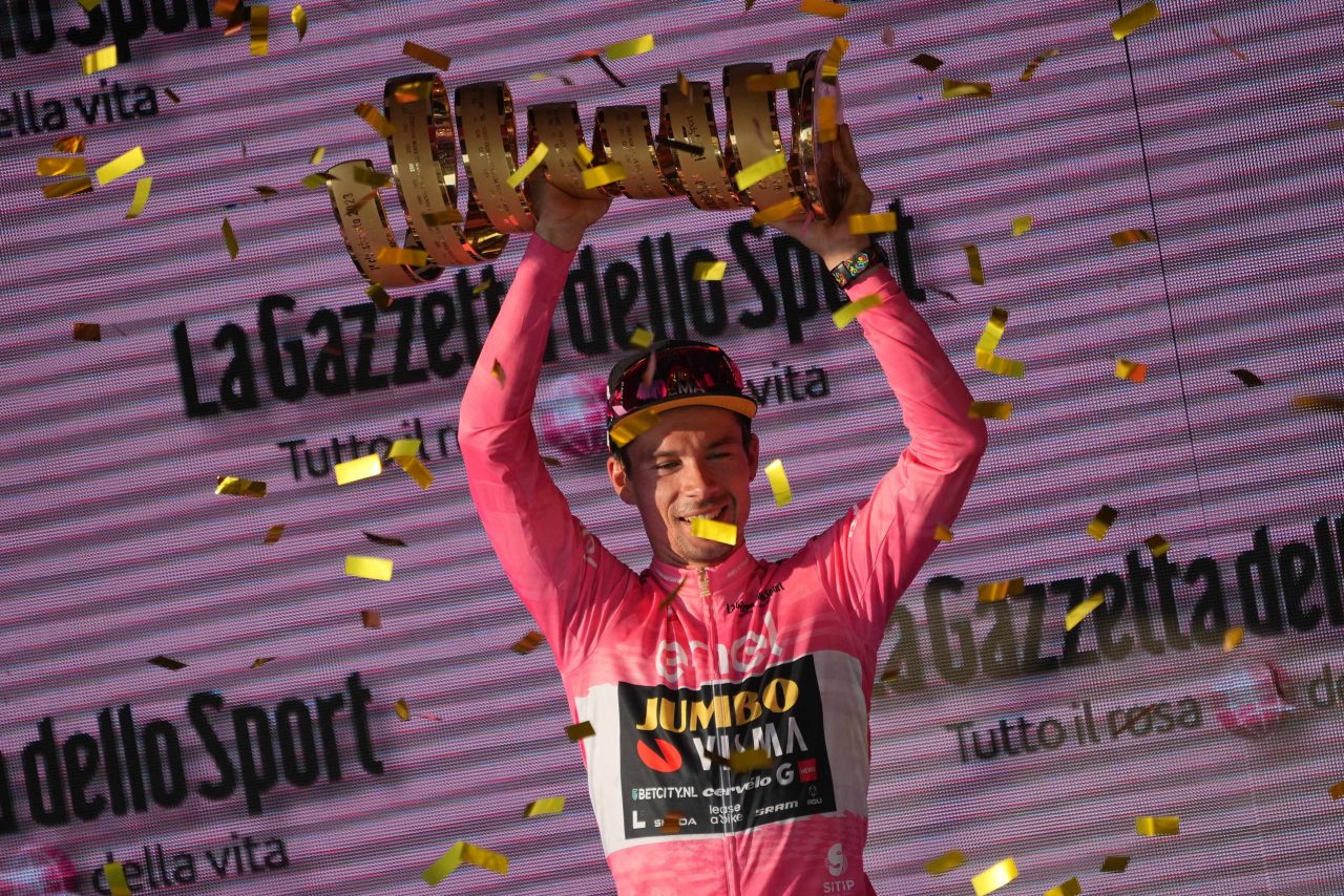 Primoz Roglic alzó el Senza Fine como campeón del Giro