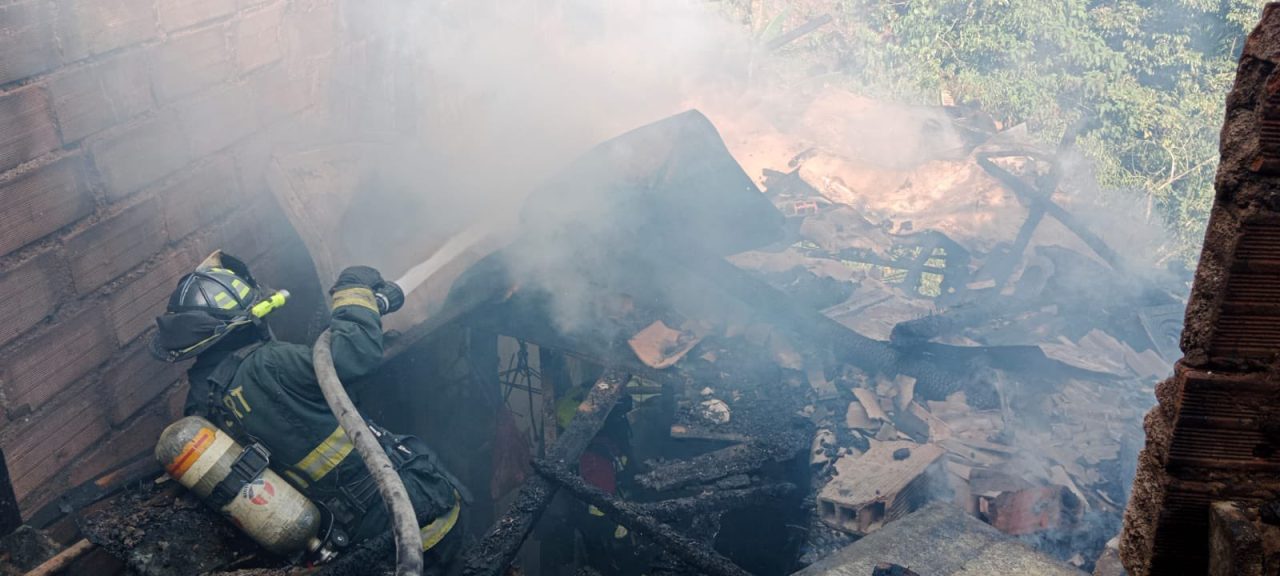 Incendio en Santa Fe de Antioquia fue controlado en 90 %, trabajos de extinción continúan