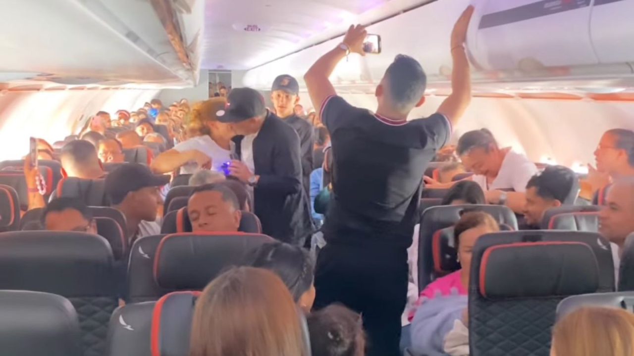 [Video] Un hombre le pidió matrimonio a su novia en vuelo hacia San Andrés