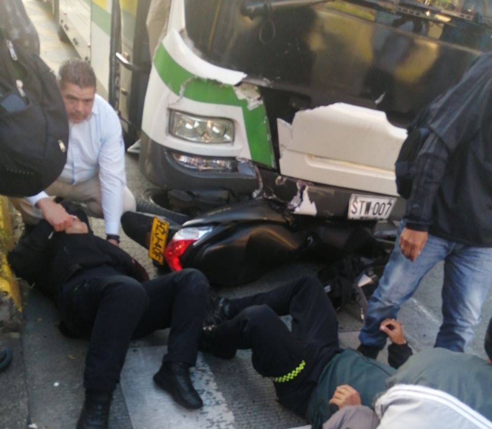 Dos heridos tras accidente entre policías y bus del Metroplús