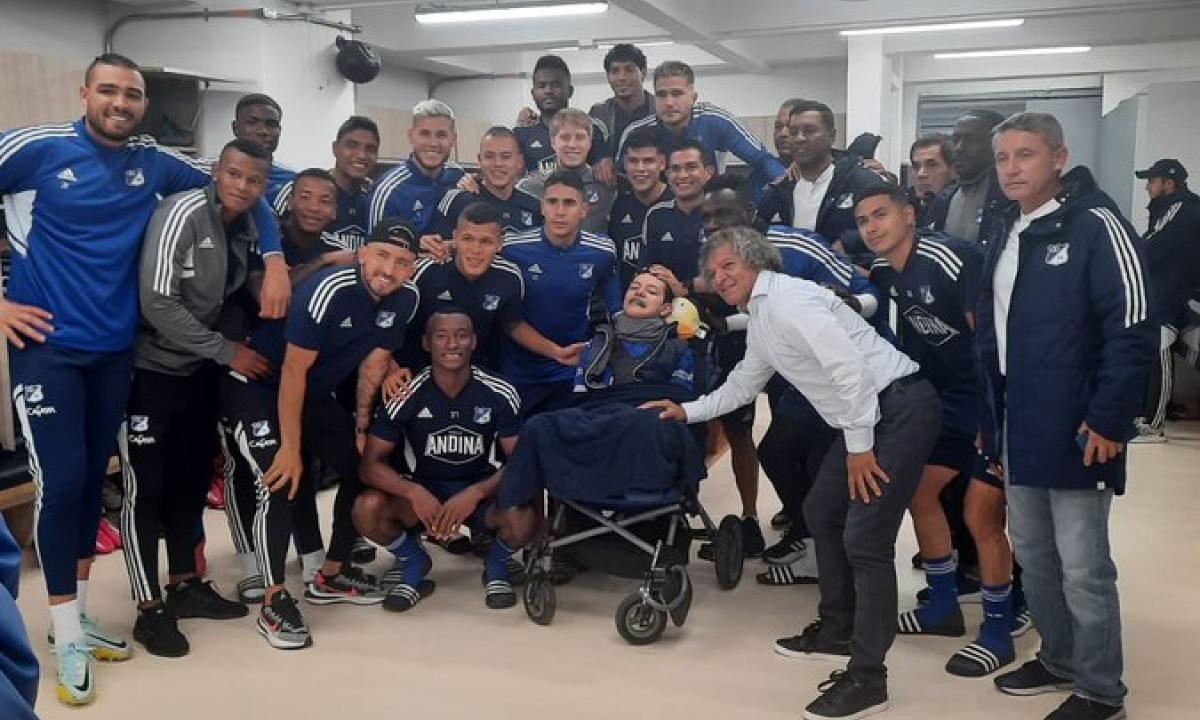 Foto: jugadores de Millonarios le cumplieron el sueño a un niño que le van a hacer la eutanasia