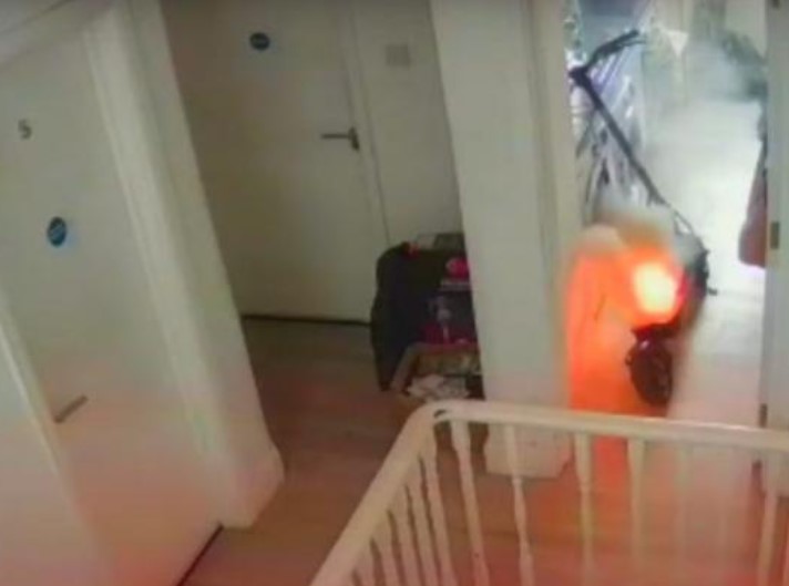 [Video] ¡Aterrador! Una patineta eléctrica se incendió dentro de una casa