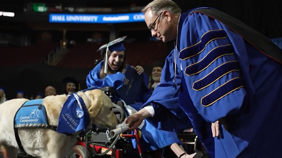 [Video] ¡Hermoso! Perro también recibe diploma durante el grado de su dueña